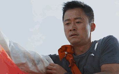 马拉松冲刺递国旗_国旗马拉松冲击视频_国旗冲击马拉松