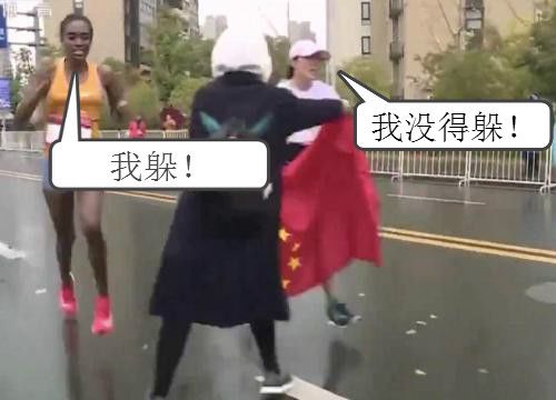 国旗冲击马拉松_马拉松冲刺递国旗_国旗马拉松冲击视频