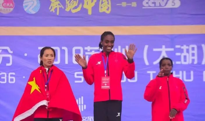 国旗冲击马拉松_马拉松冲刺递国旗_国旗马拉松冲击视频