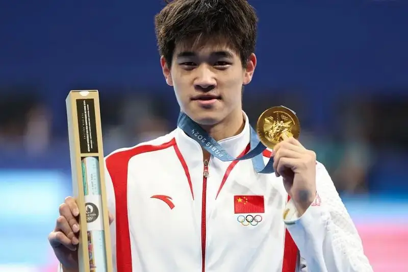游泳奥运男子冠军年轻照片_2021奥运游泳男运动员冠军_最年轻男子奥运游泳冠军
