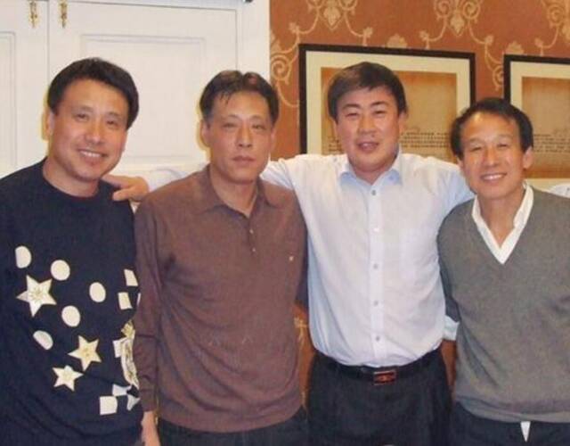 左氏三杰：左树起、左树声、左树发大连有迟氏三雄，天津有左氏三杰———老大左树起，老二左树声，老三左树发，他们成名于七八十年代的津门足坛。三兄弟中就数左树声的名气最大，左树声1981年出任国家队队长，经历了两届世界杯的冲击，在国际A级比赛中为国家队攻入23球，进球数排列历届国家队队员第五。此后，左树声也担任过天津三星队和成都五牛队的主教练。1985年时左树起担任天津二线队的主教练，左树发则是昔日天津队的主将。