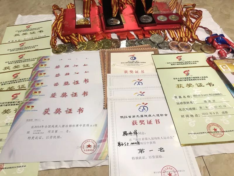 狗界游泳冠军_狗比赛游泳得了冠军_游泳冠军是哪个动物