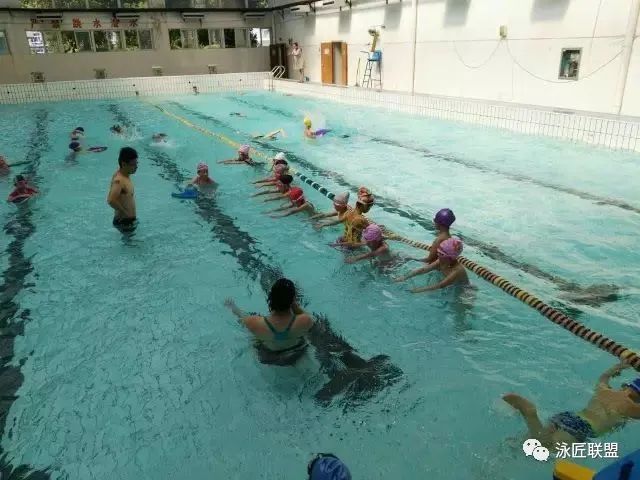 举重冠军游泳比赛_游泳举重冠军比赛时间_举重运动员游泳