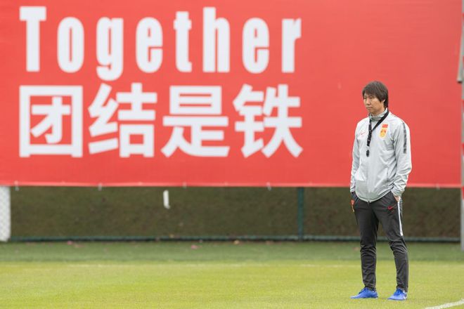 疯狂的足球电影巩汉林_足球冠军拿巩汉林多少钱_巩汉林拿的足球冠军