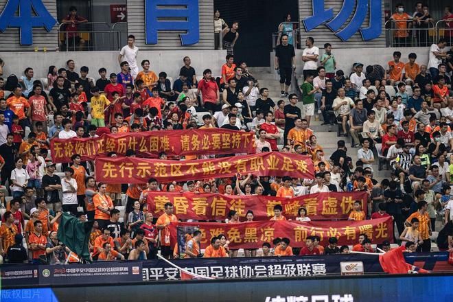 疯狂的足球电影巩汉林_足球冠军拿巩汉林多少钱_巩汉林拿的足球冠军