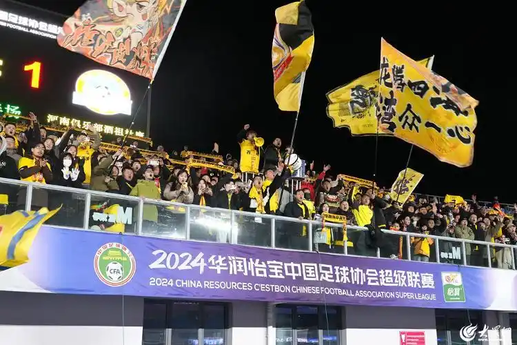 青岛足球历史简介_青岛足球队2021_青岛青春足球队历史