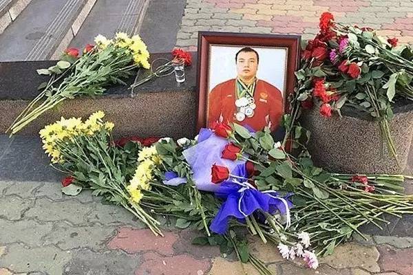 举重男教练_举重运动员教练_举重冠军扮健身教练
