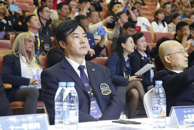 举重男教练_扮教练举重健身冠军的电视剧_举重冠军扮健身教练