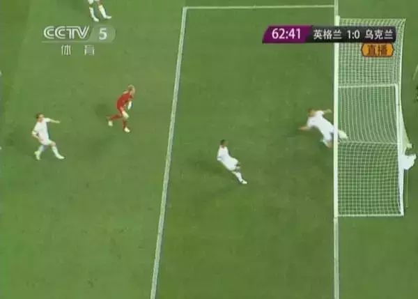 足球比赛的规则中不能用手触球_足球手触球怎么罚_足球用手犯规