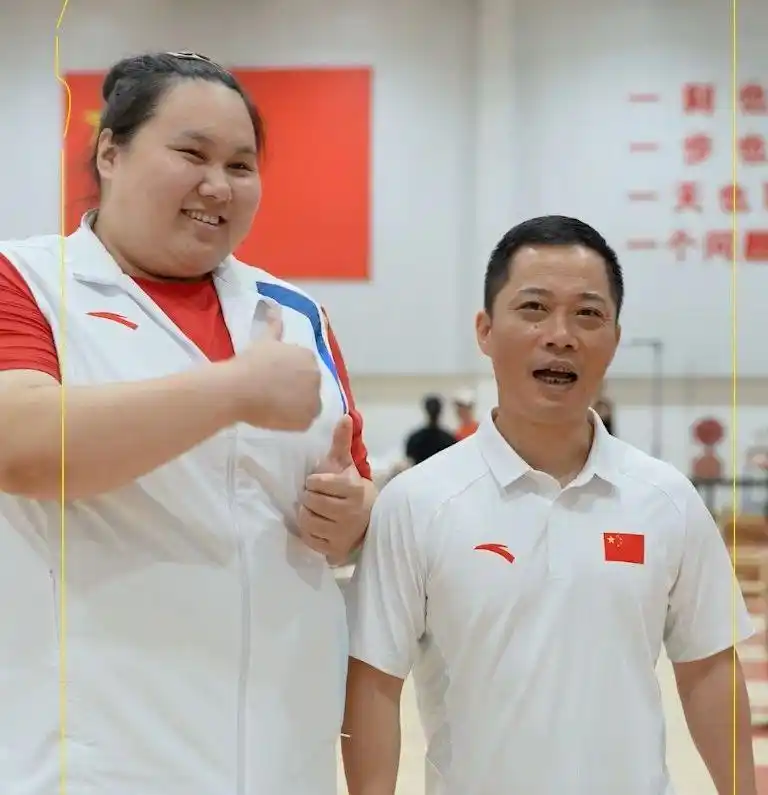 女子举重冠军李雯雯_中国女举重冠军雯雯是哪里人_举重冠军女2021李雯雯