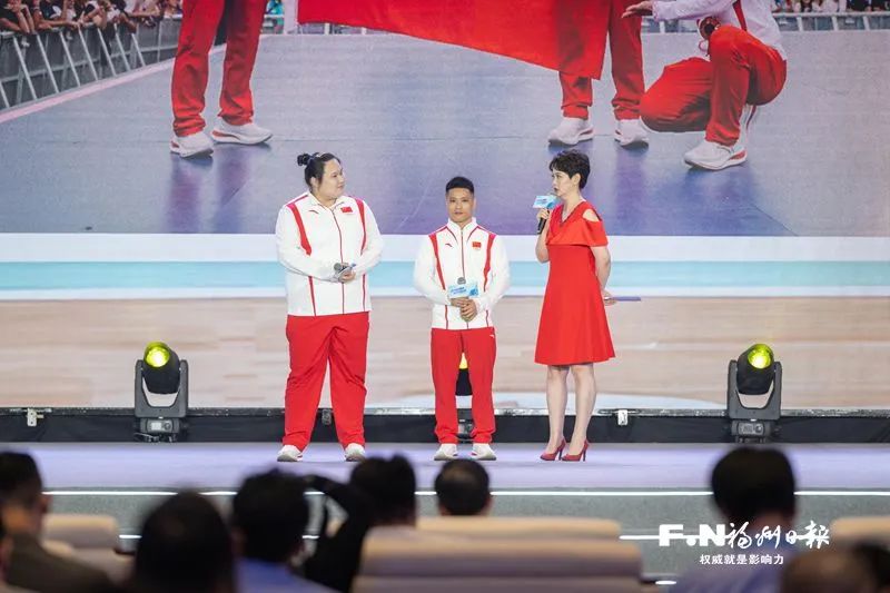 女举重李雯雯_举重冠军女2021李雯雯_中国女举重冠军雯雯是哪里人